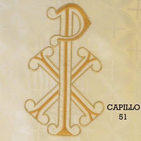 Capa pluvial confeccionada con un ligero tejido de damasco.