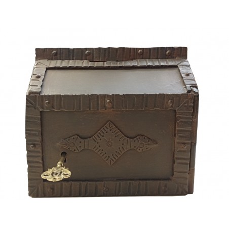 Caja cepillo limosnero para la iglesia.