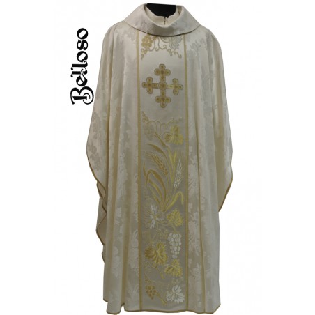 Casulla confeccionada con damasco domus y galón vaticano.