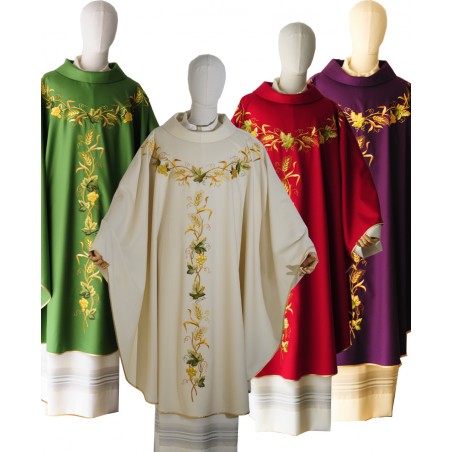 Casulla sacerdote ricamente bordada en seda y oro.