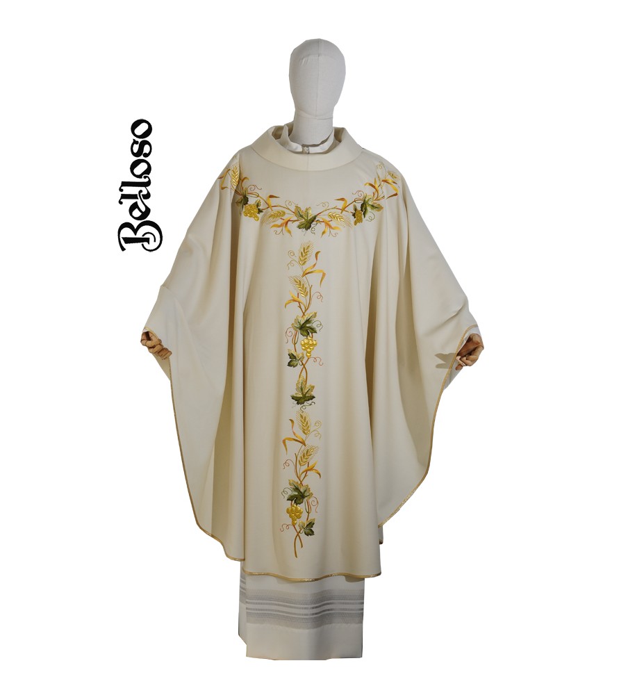 Casulla sacerdote ricamente bordada en seda y oro.