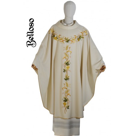 Casulla sacerdote ricamente bordada en seda y oro.