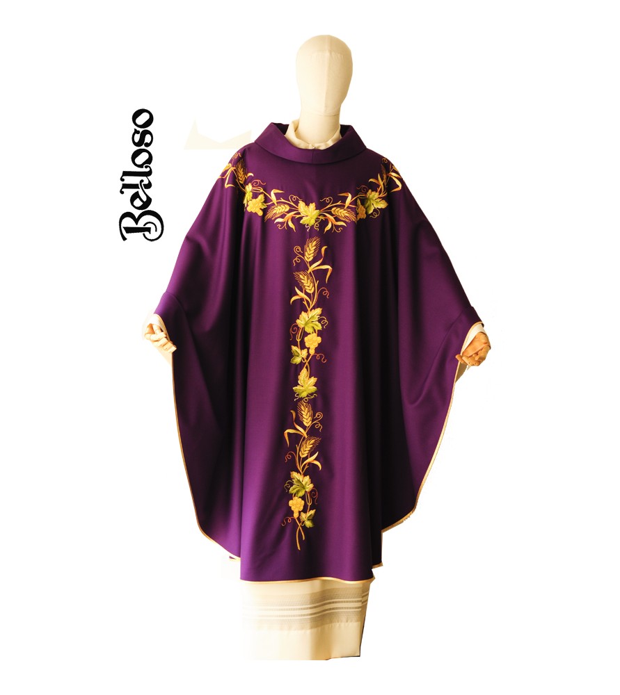 Casulla sacerdote ricamente bordada en seda y oro.
