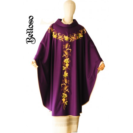 Casulla sacerdote ricamente bordada en seda y oro.