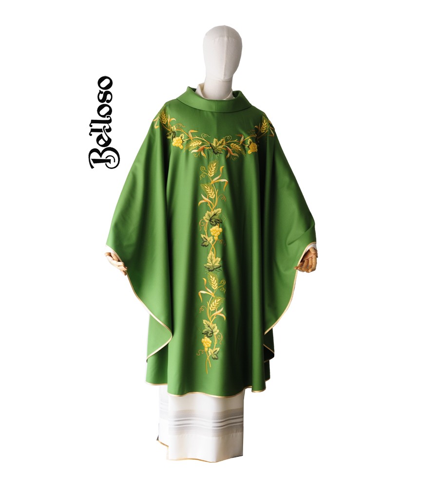 Casulla sacerdote ricamente bordada en seda y oro.