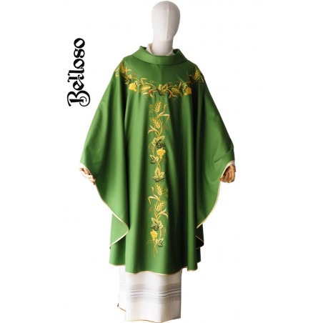 Casulla sacerdote ricamente bordada en seda y oro.