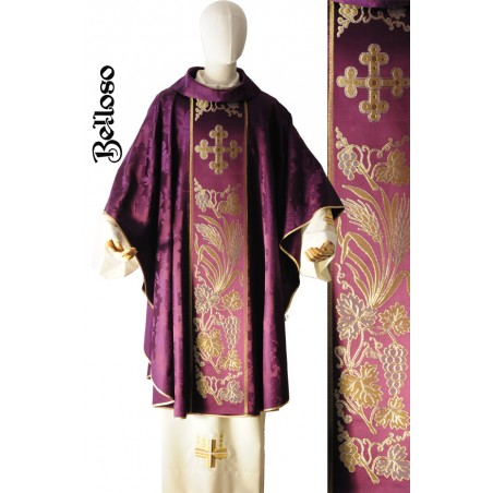 Casulla confeccionada con damasco domus y galón vaticano.