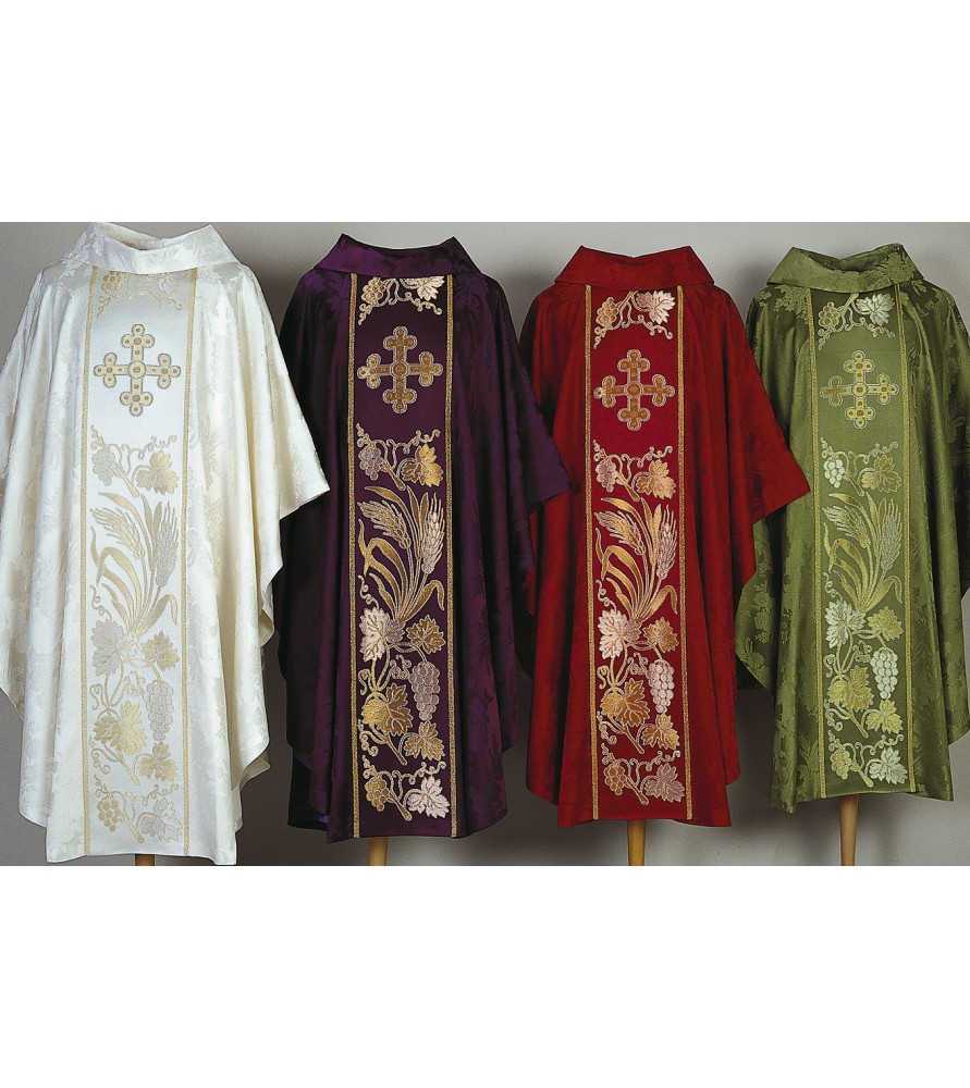 Casulla confeccionada con damasco domus y galón vaticano.