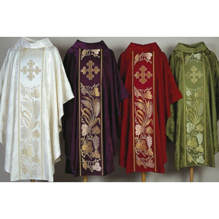 Casulla confeccionada con damasco domus y galón vaticano.