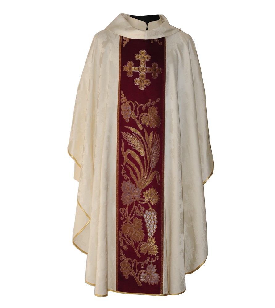 Casulla confeccionada con damasco domus y galón vaticano.