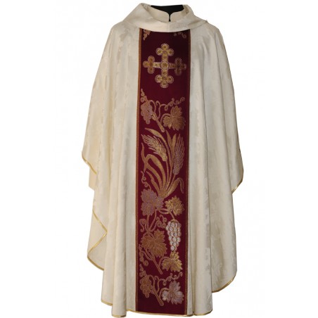 Casulla confeccionada con damasco domus y galón vaticano.