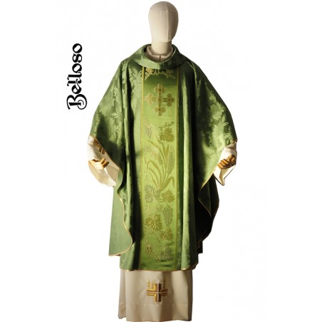 Casulla confeccionada con damasco domus y galón vaticano.